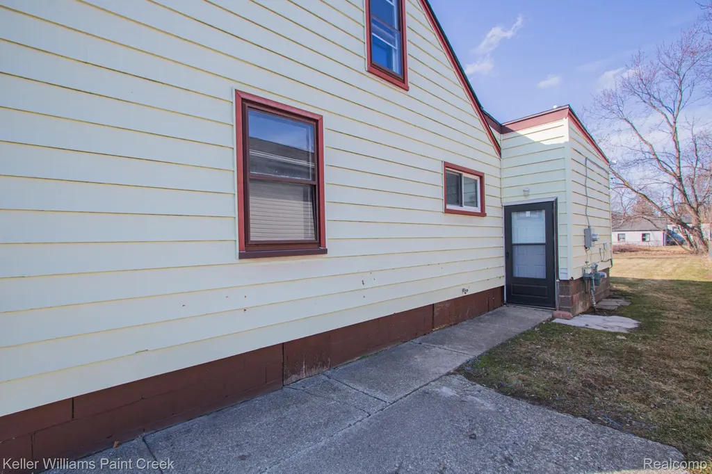 8493 Jewett Avenue Warren City MI 48089
