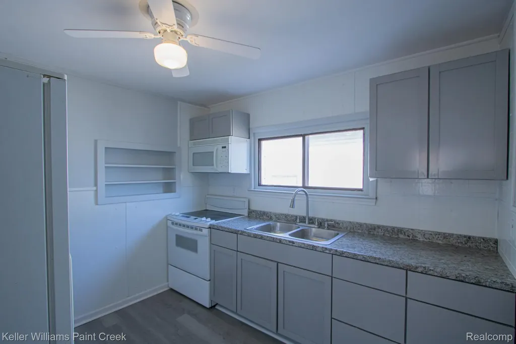 8493 Jewett Avenue Warren City MI 48089