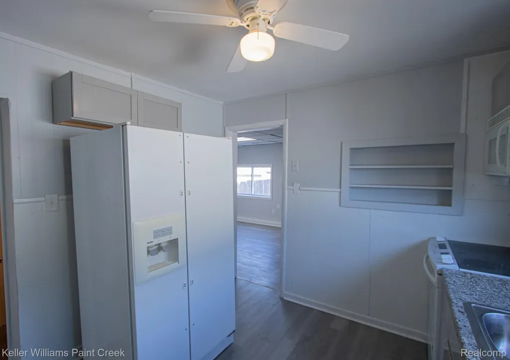 8493 Jewett Avenue Warren City MI 48089