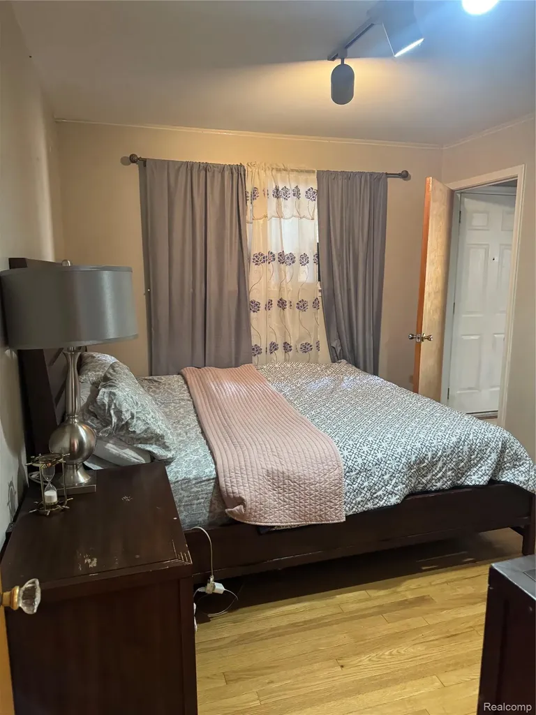 32075 Saint Annes Dr Drive Warren City MI 48092