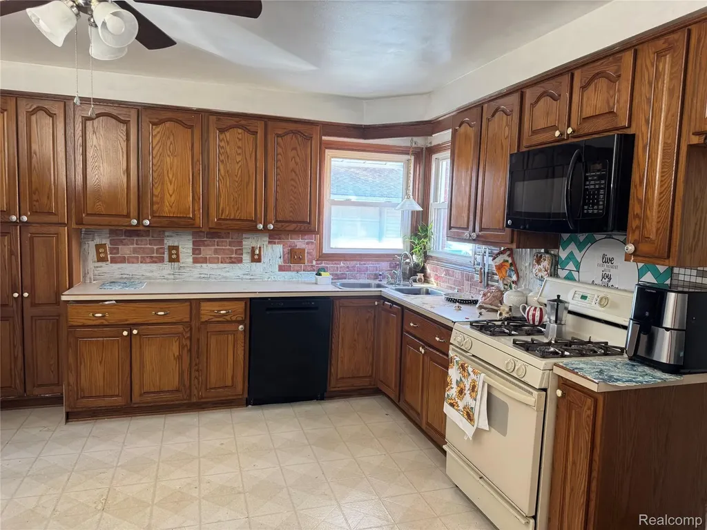 32075 Saint Annes Dr Drive Warren City MI 48092