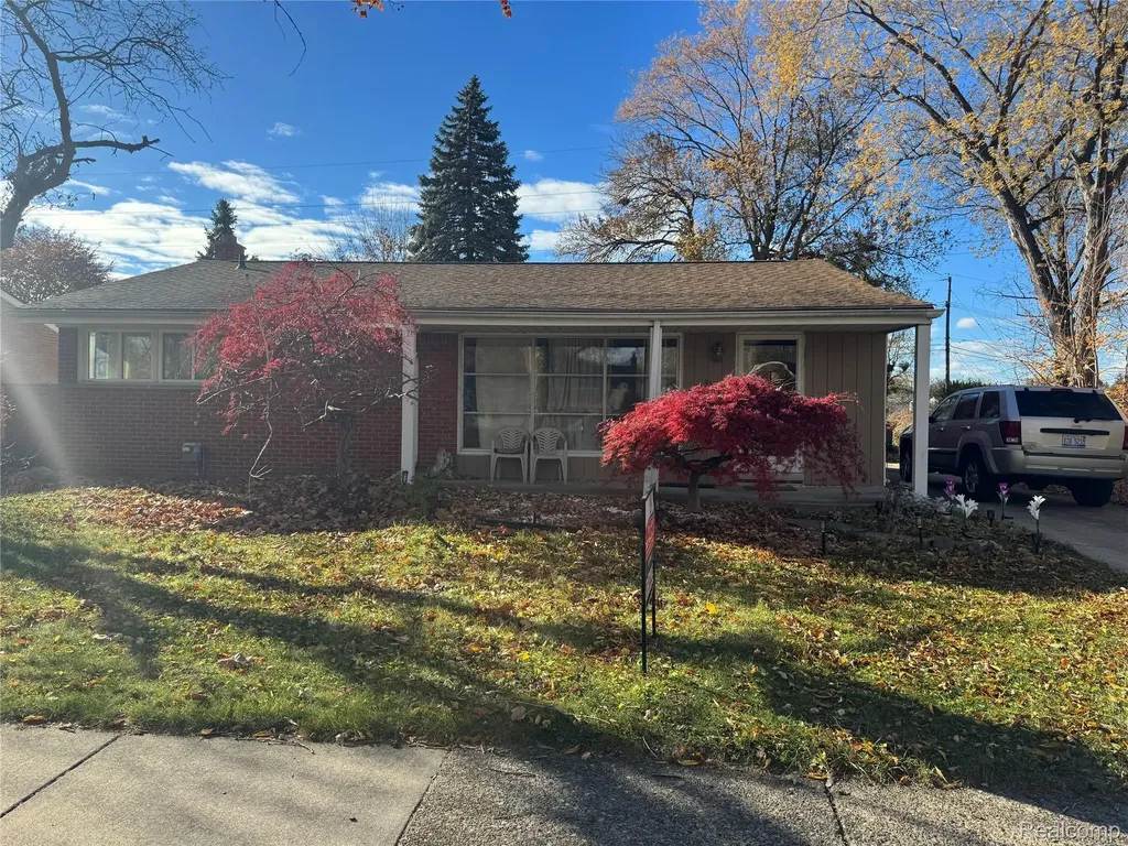 32075 Saint Annes Dr Drive Warren City MI 48092