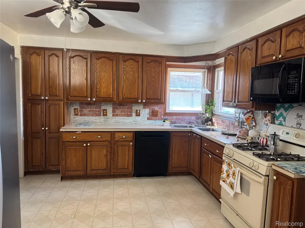 32075 Saint Annes Dr Drive Warren City MI 48092
