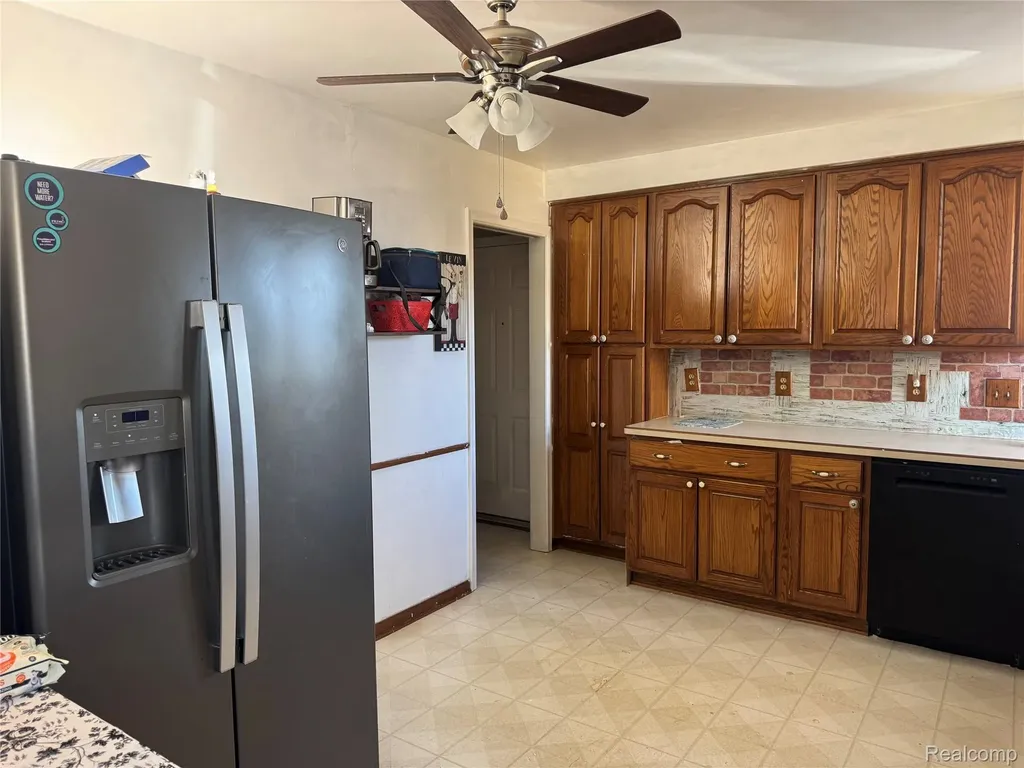 32075 Saint Annes Dr Drive Warren City MI 48092
