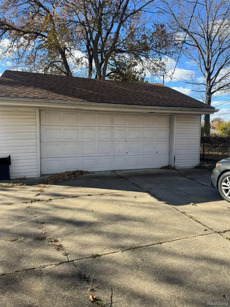 32075 Saint Annes Dr Drive Warren City MI 48092
