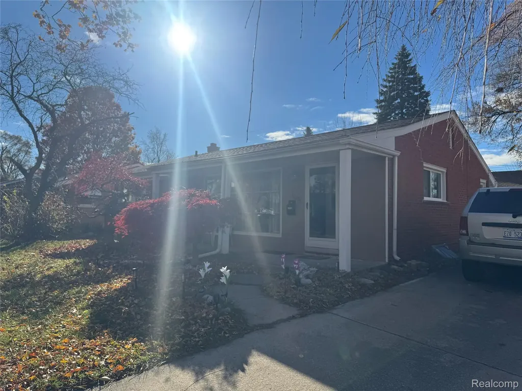 32075 Saint Annes Dr Drive Warren City MI 48092