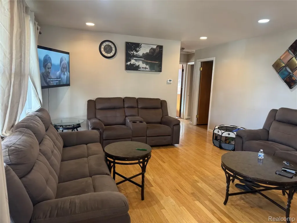 32075 Saint Annes Dr Drive Warren City MI 48092