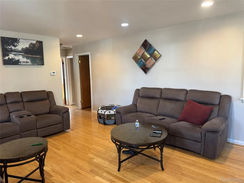 32075 Saint Annes Dr Drive Warren City MI 48092