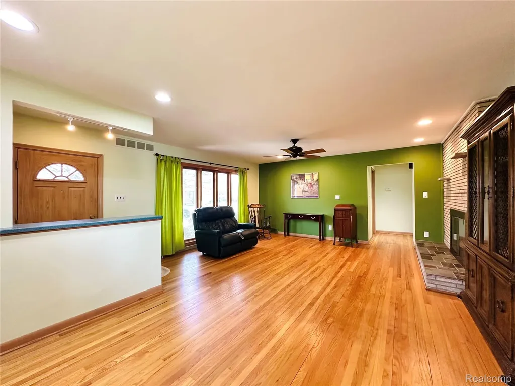 23213 Greencrest Street St. Clair Shores City MI 48080
