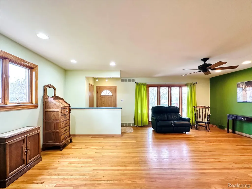 23213 Greencrest Street St. Clair Shores City MI 48080