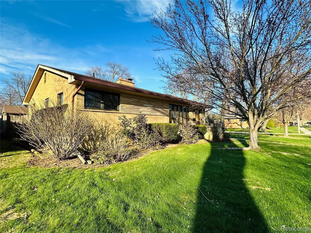23213 Greencrest Street St. Clair Shores City MI 48080