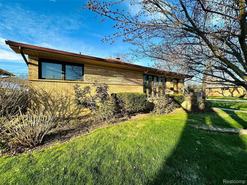 23213 Greencrest Street St. Clair Shores City MI 48080