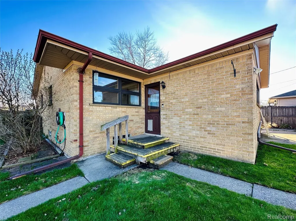 23213 Greencrest Street St. Clair Shores City MI 48080