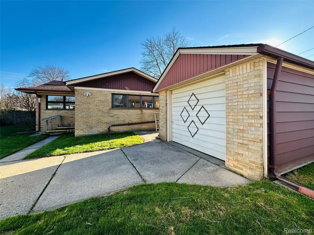 23213 Greencrest Street St. Clair Shores City MI 48080