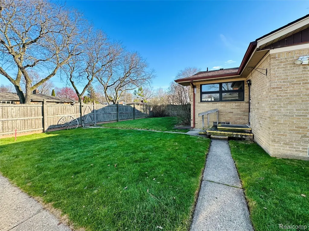 23213 Greencrest Street St. Clair Shores City MI 48080