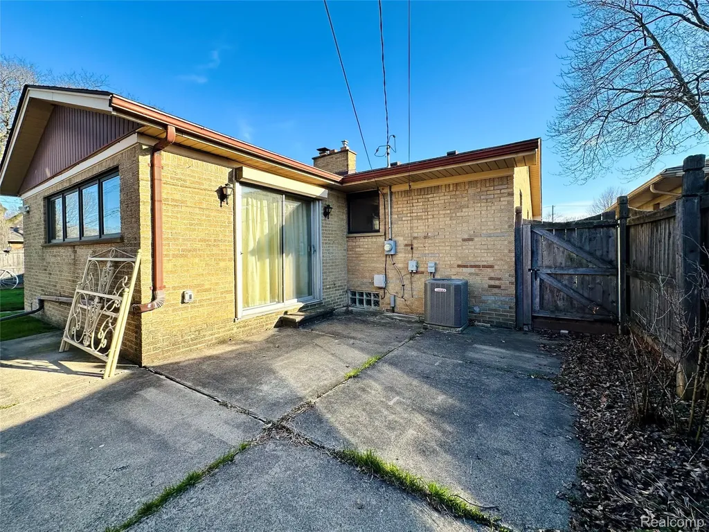 23213 Greencrest Street St. Clair Shores City MI 48080