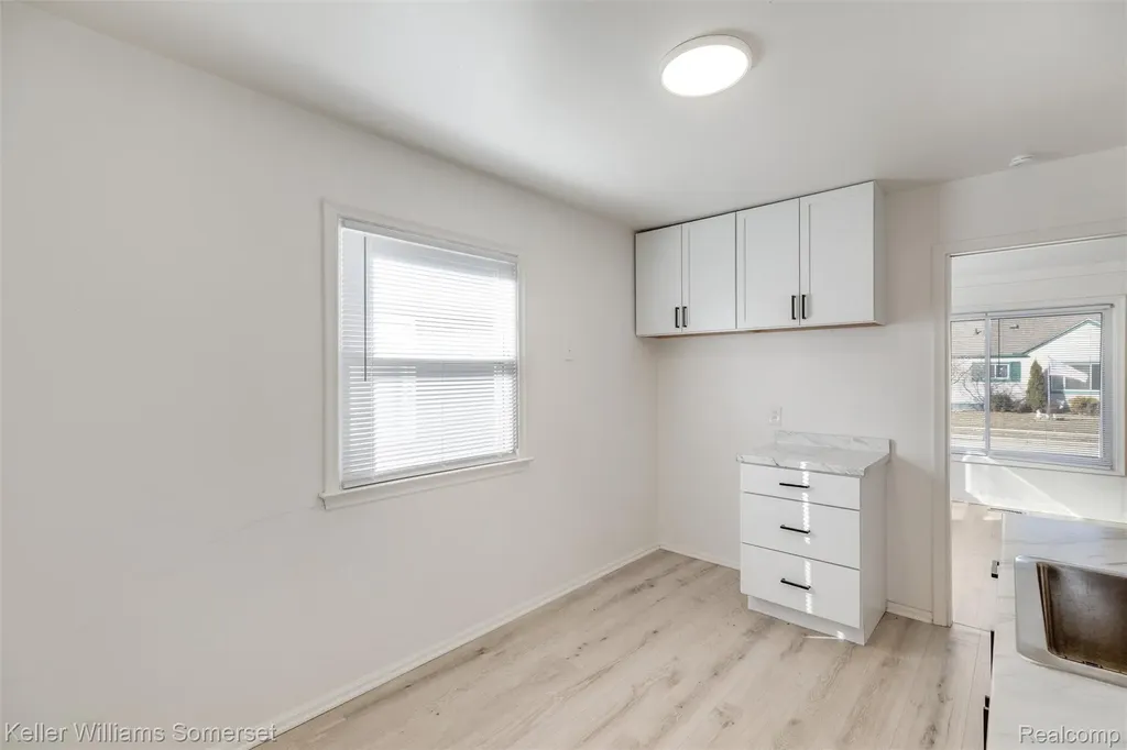 24840 Lauren Avenue Warren City MI 48089
