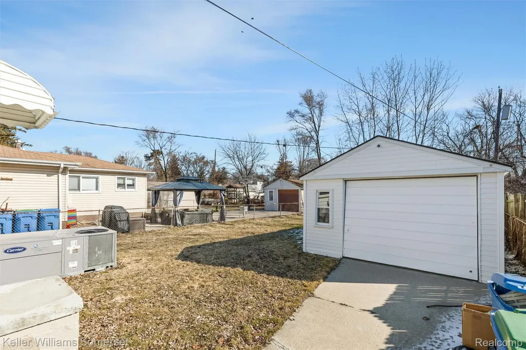 24840 Lauren Avenue Warren City MI 48089