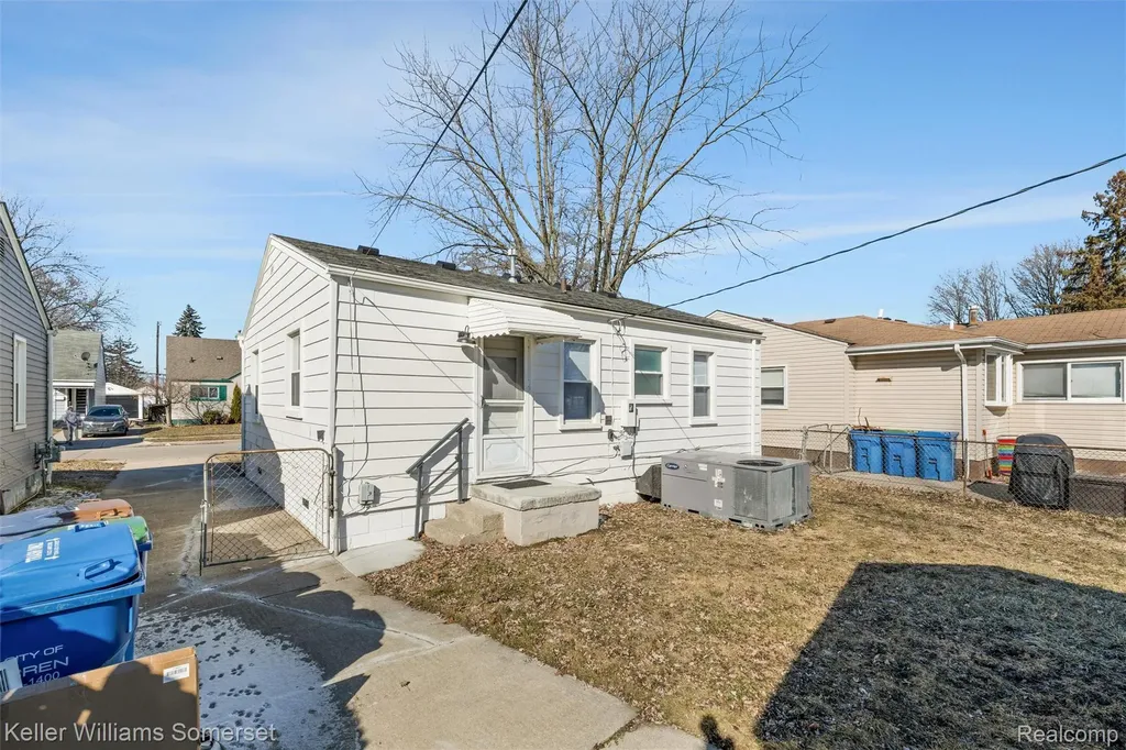 24840 Lauren Avenue Warren City MI 48089