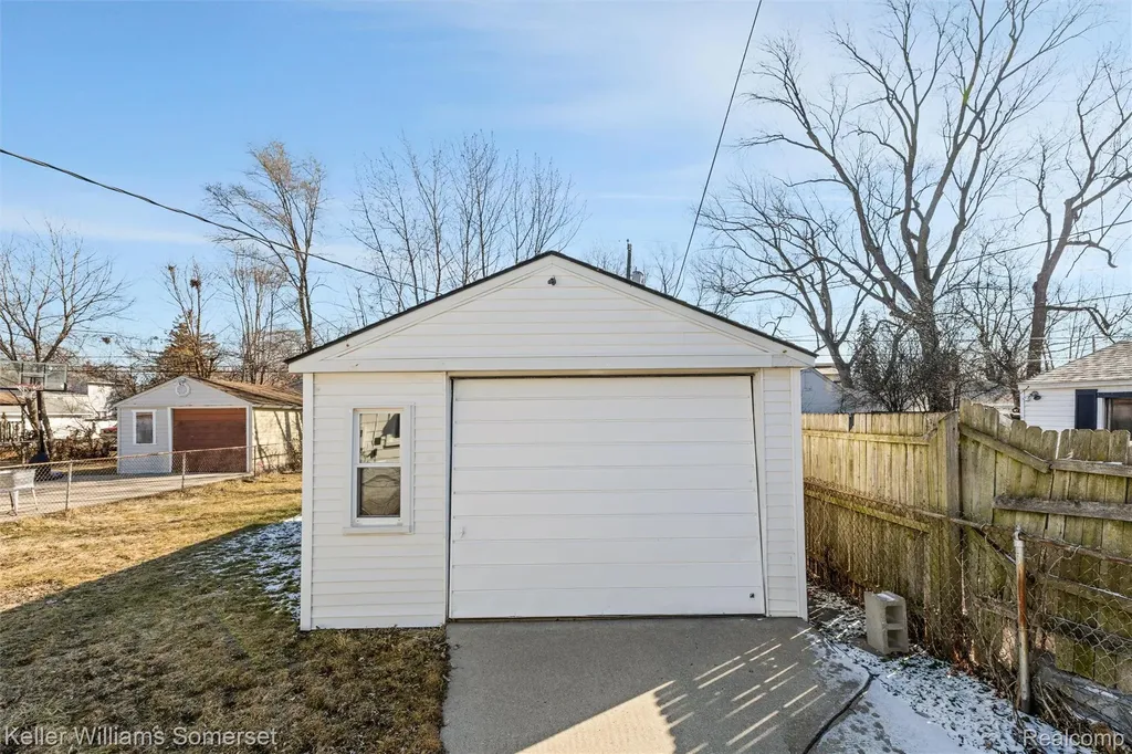 24840 Lauren Avenue Warren City MI 48089