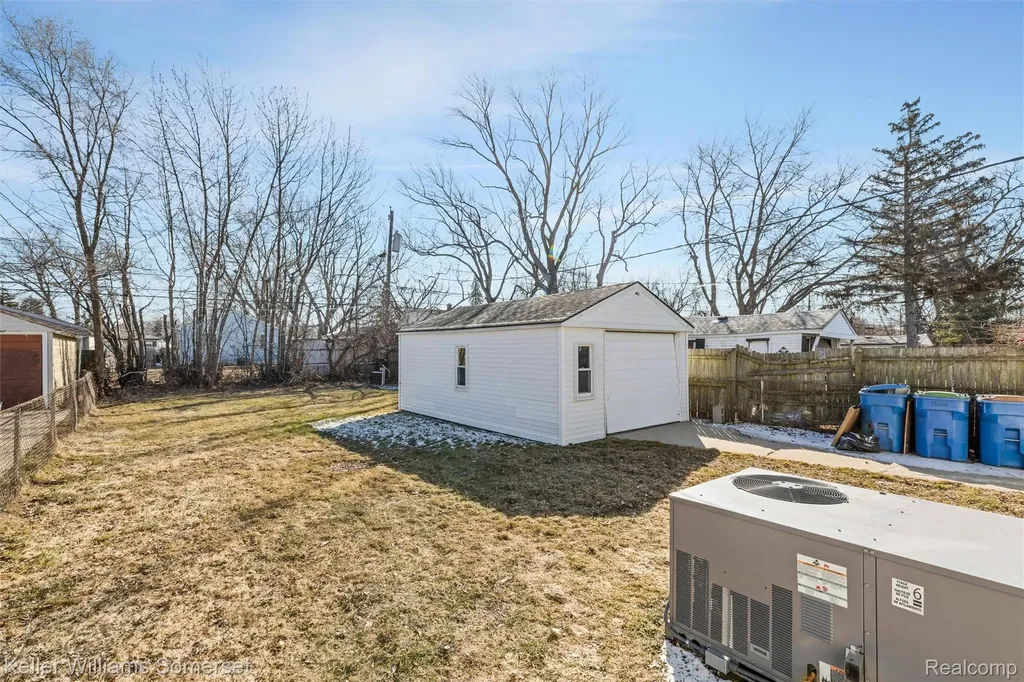 24840 Lauren Avenue Warren City MI 48089