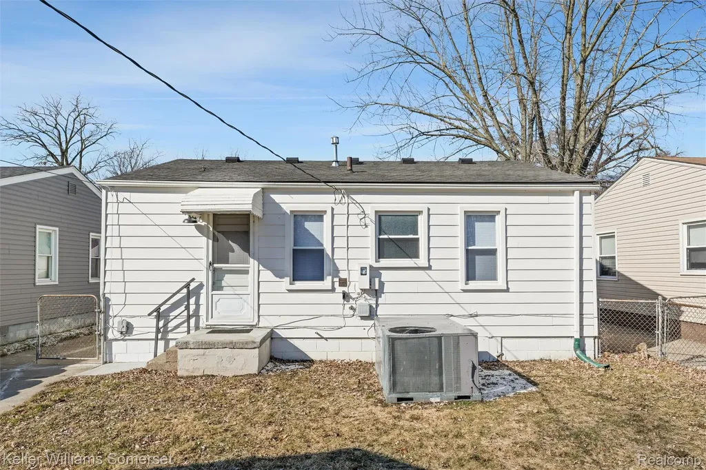24840 Lauren Avenue Warren City MI 48089
