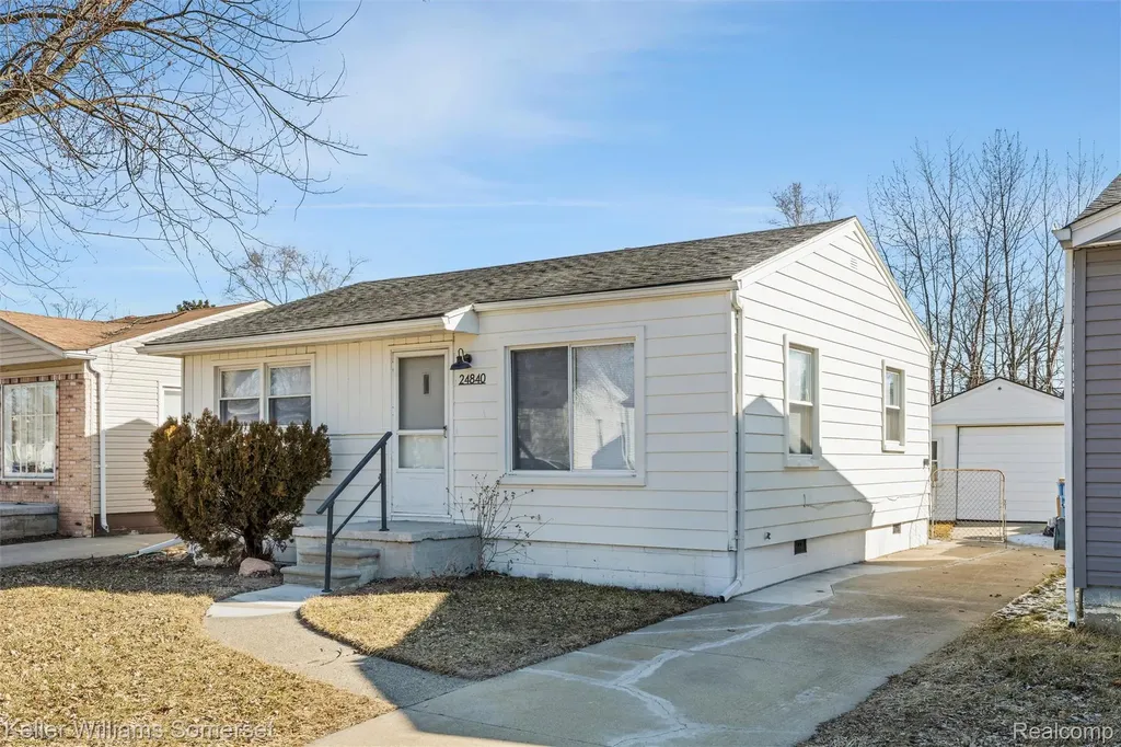 24840 Lauren Avenue Warren City MI 48089