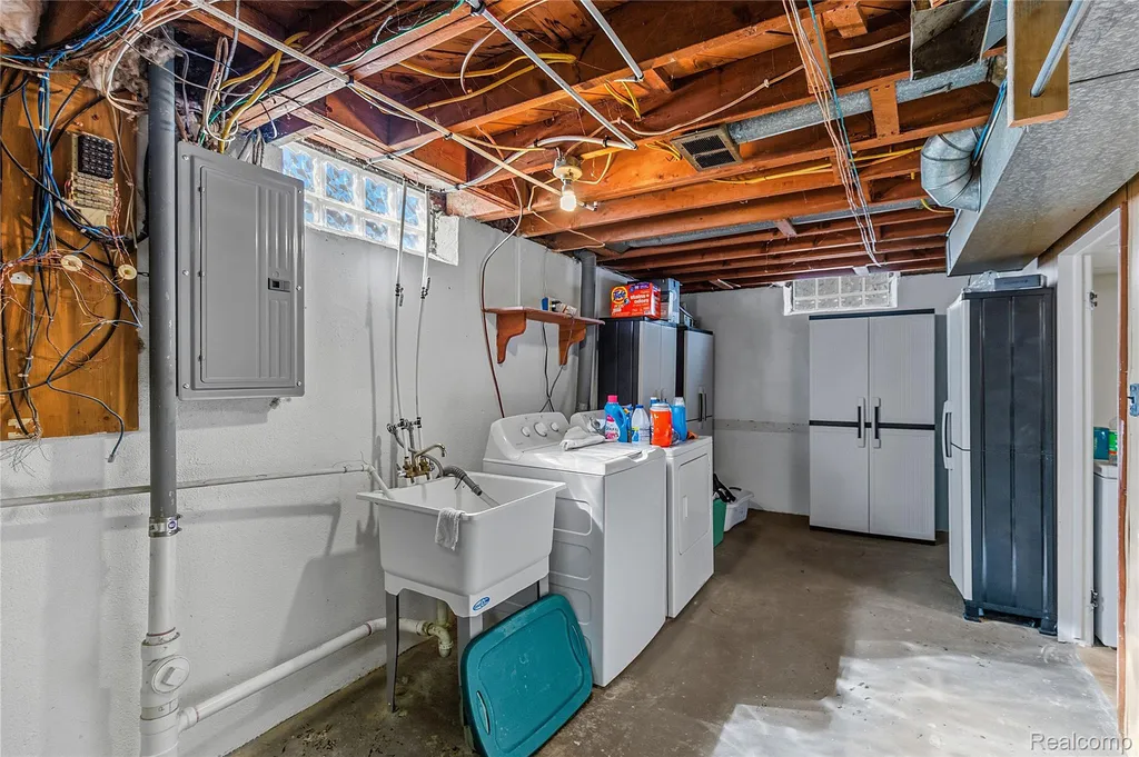 11844 Harold Street Warren City MI 48089