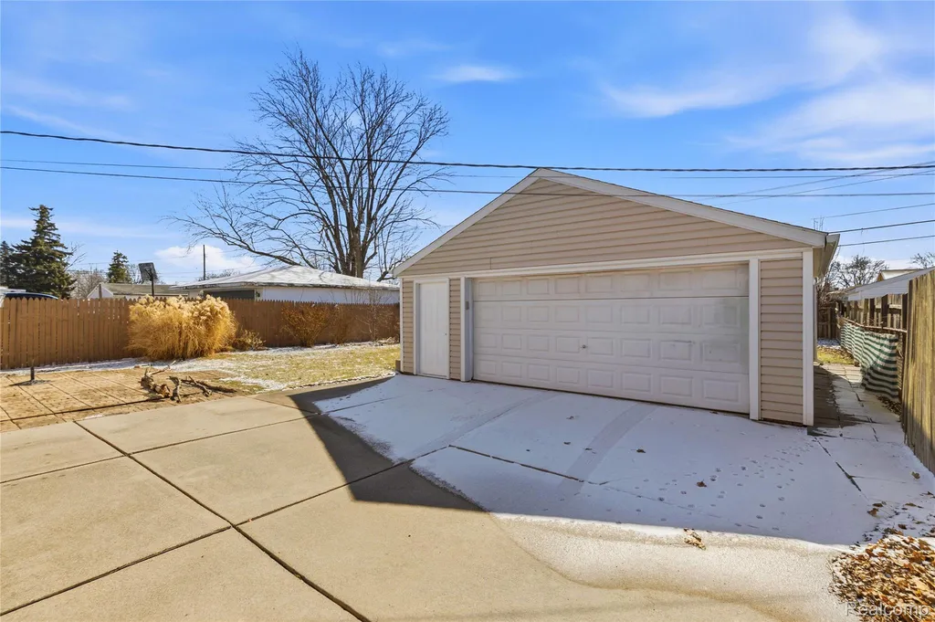11844 Harold Street Warren City MI 48089