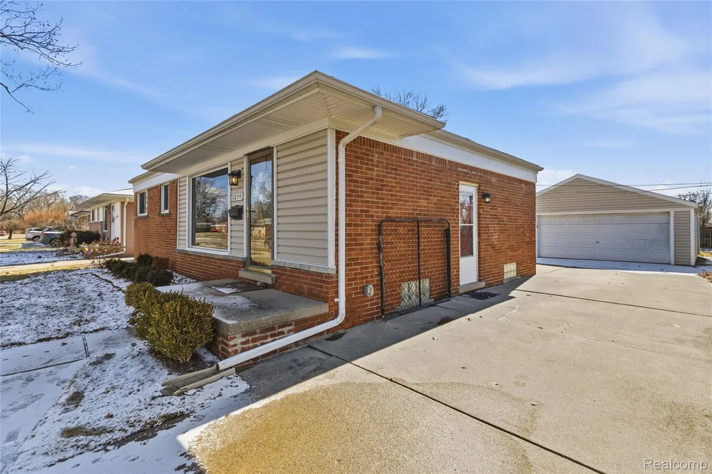 11844 Harold Street Warren City MI 48089