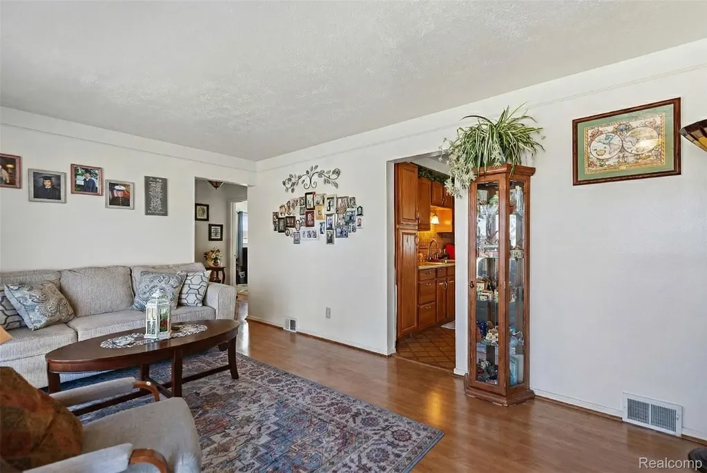 11844 Harold Street Warren City MI 48089