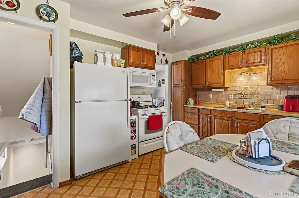 11844 Harold Street Warren City MI 48089