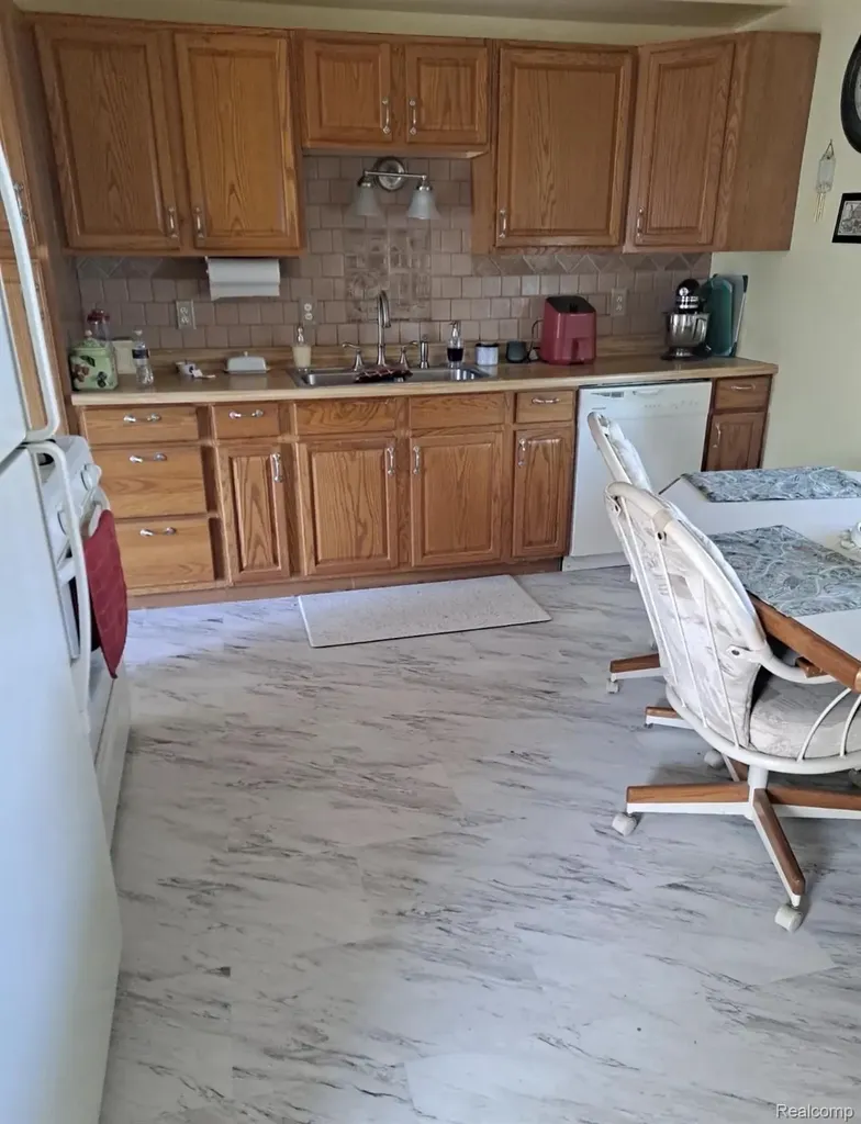 11844 Harold Street Warren City MI 48089