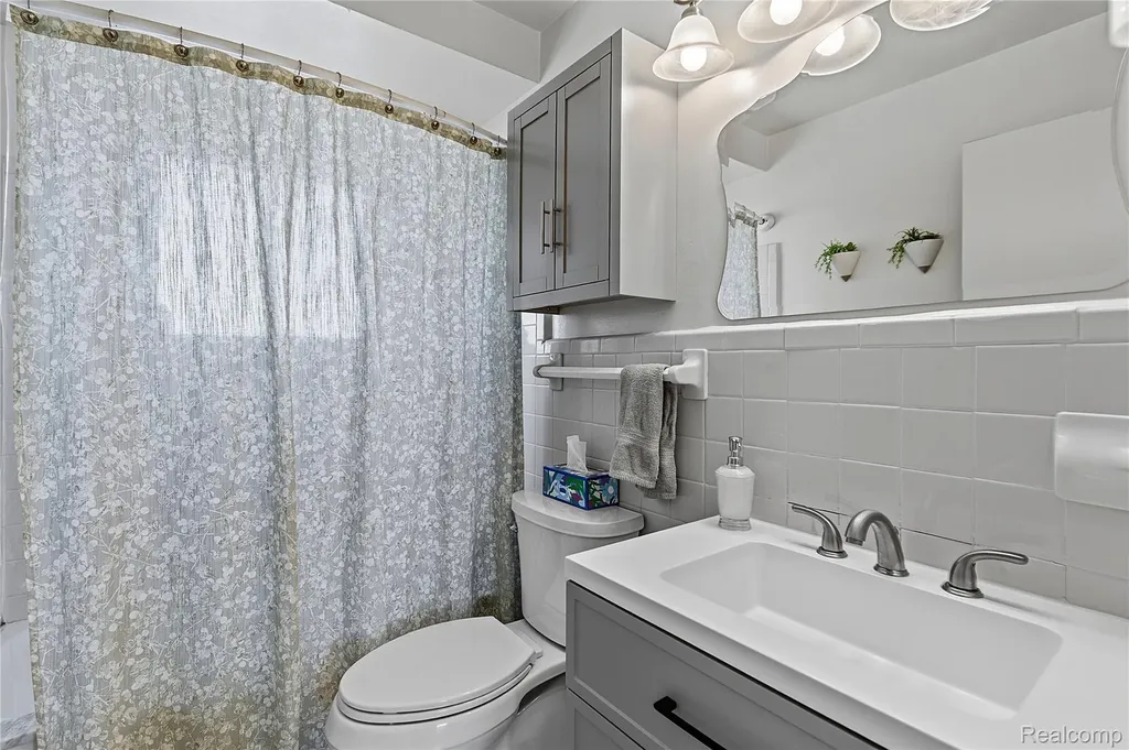 11844 Harold Street Warren City MI 48089