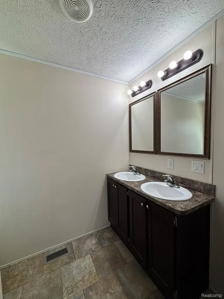 3459 Pine Ridge Burton City MI 48519
