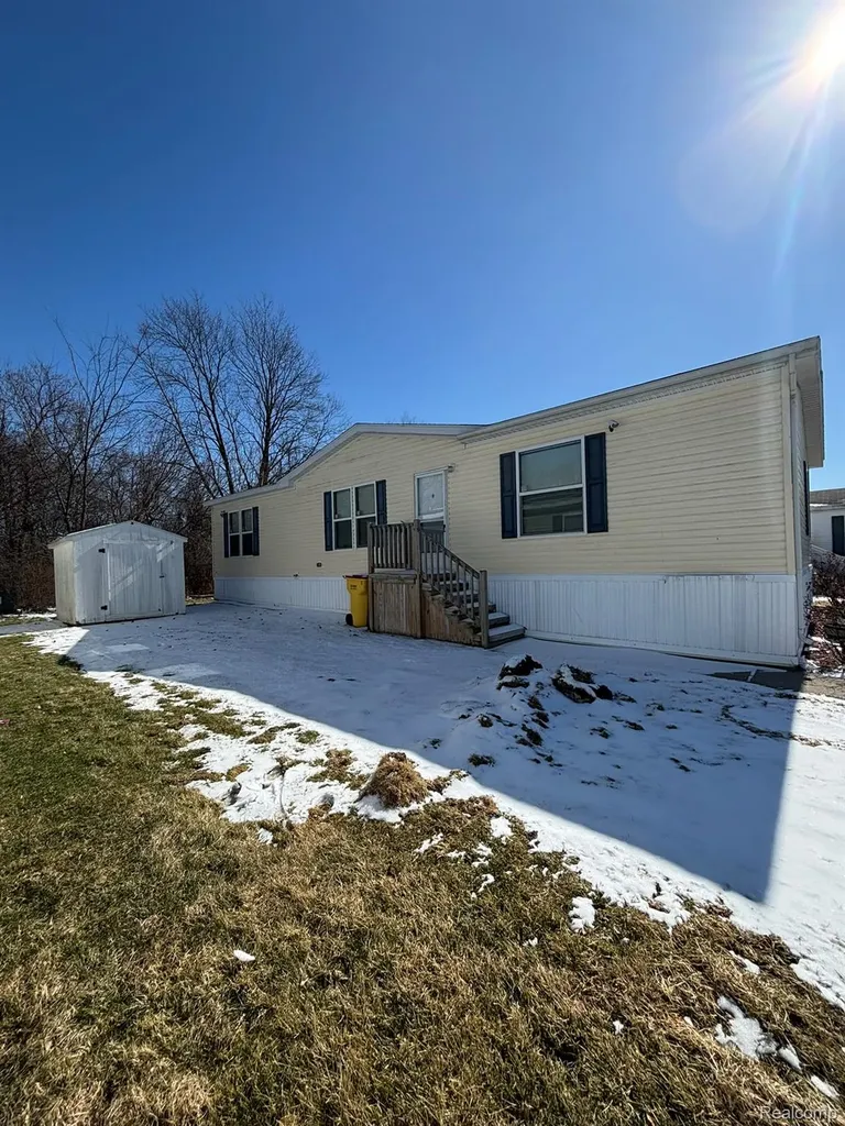 3459 Pine Ridge Burton City MI 48519
