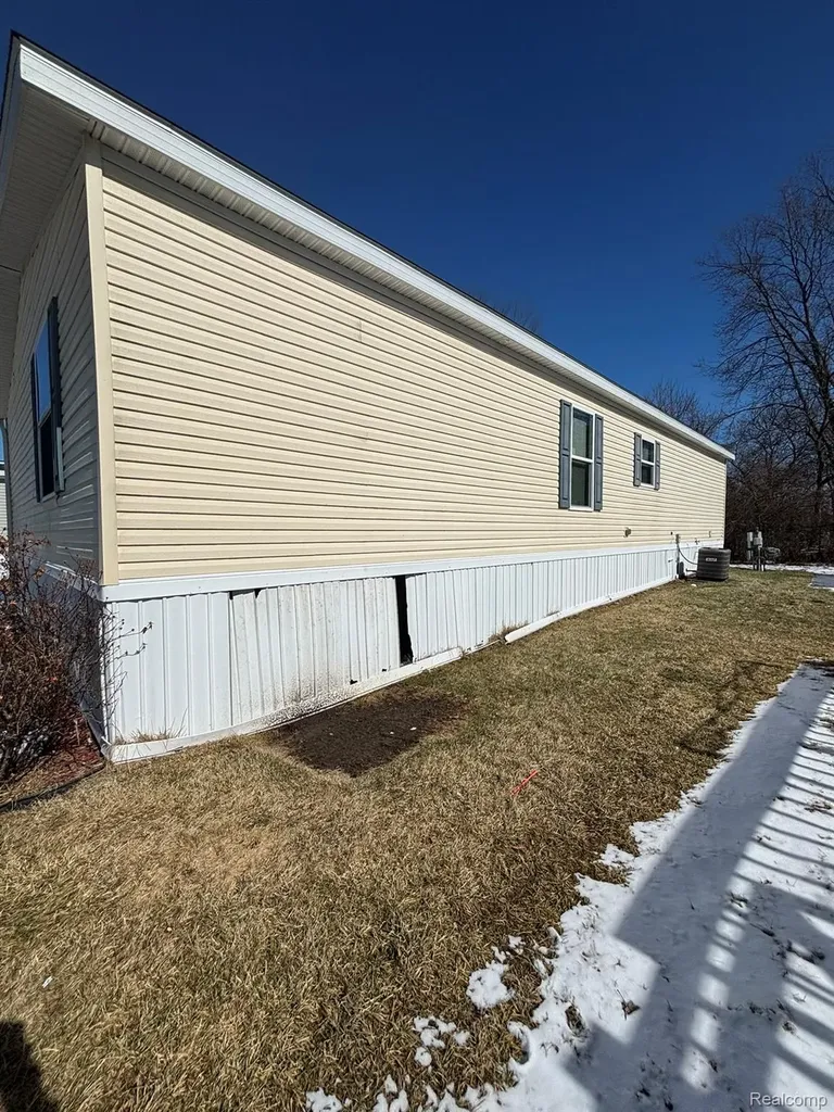 3459 Pine Ridge Burton City MI 48519