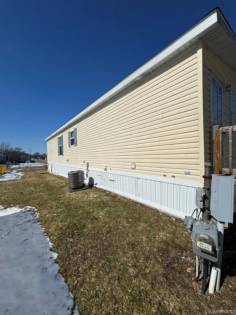 3459 Pine Ridge Burton City MI 48519
