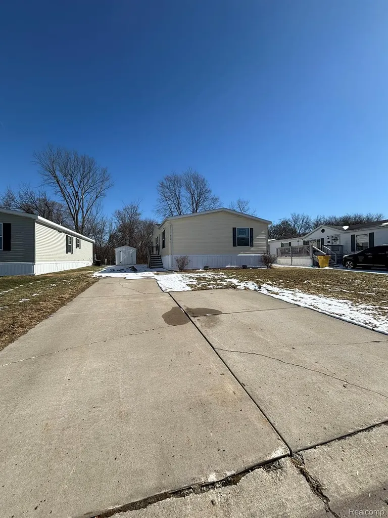 3459 Pine Ridge Burton City MI 48519