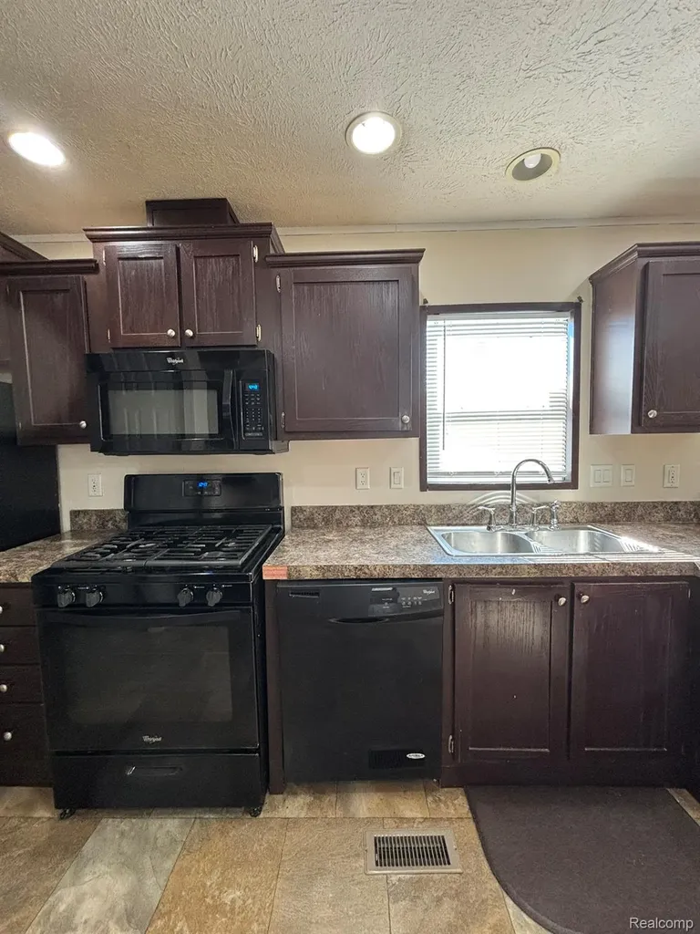 3459 Pine Ridge Burton City MI 48519