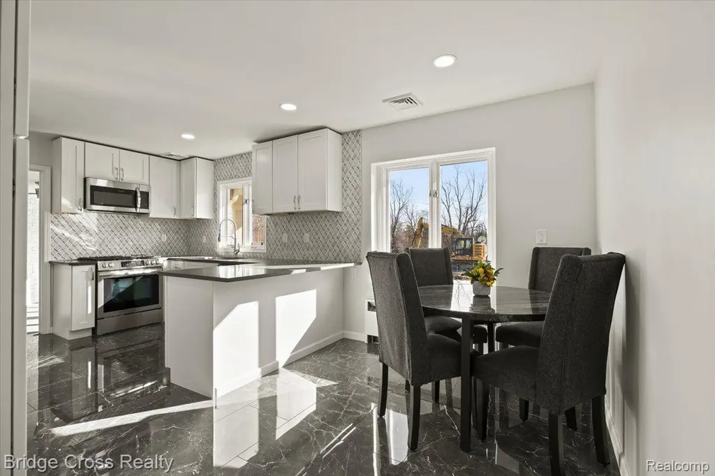 95 Hillsdale Road Bloomfield Charter Township MI 48302