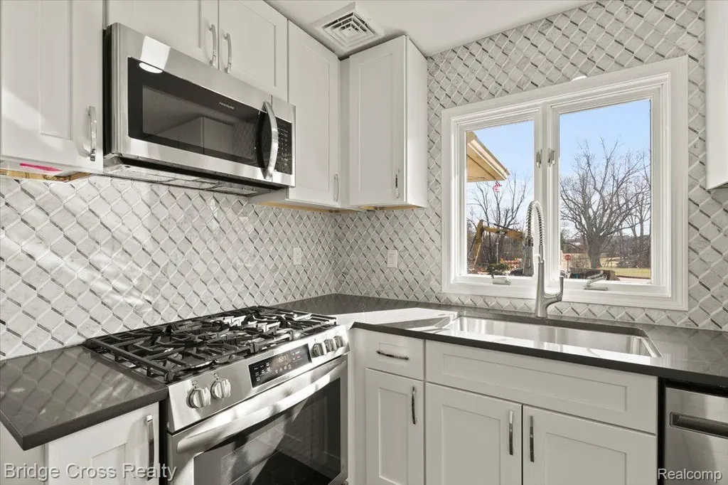 95 Hillsdale Road Bloomfield Charter Township MI 48302