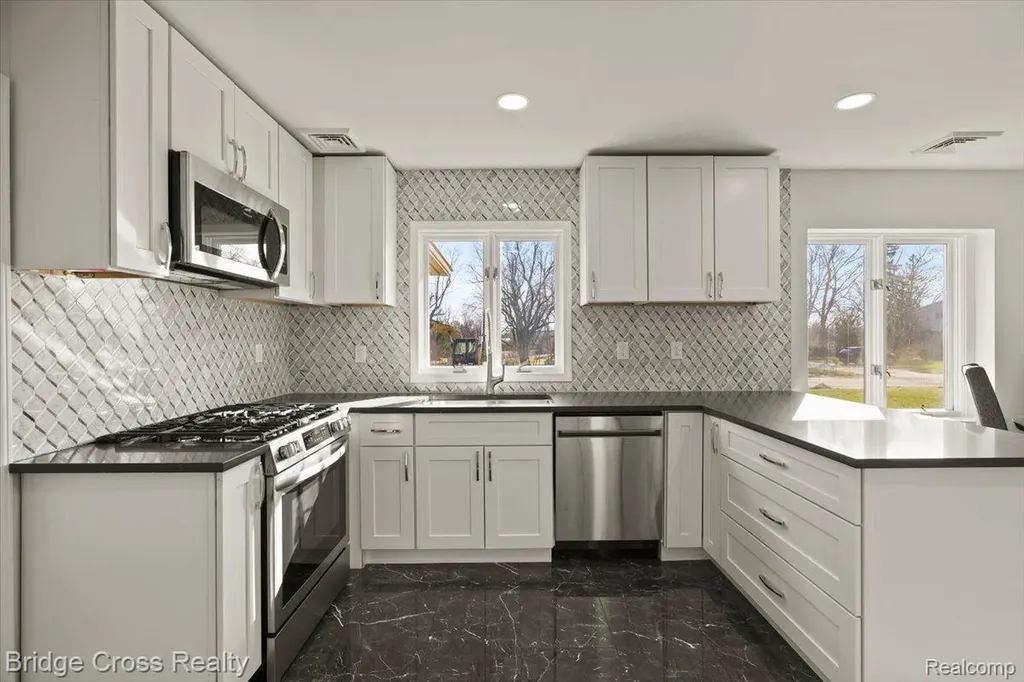 95 Hillsdale Road Bloomfield Charter Township MI 48302