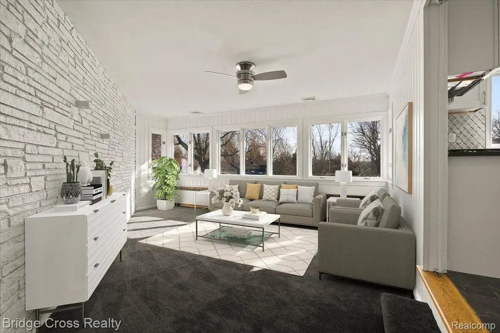95 Hillsdale Road Bloomfield Charter Township MI 48302