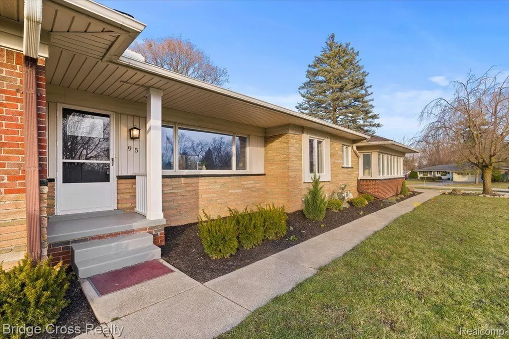 95 Hillsdale Road Bloomfield Charter Township MI 48302