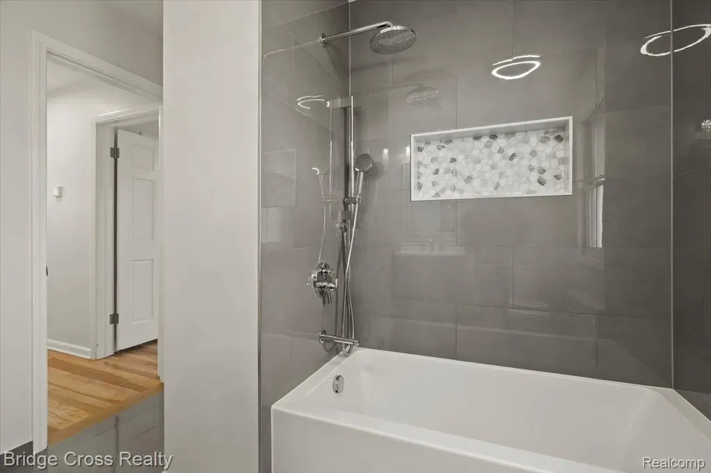 95 Hillsdale Road Bloomfield Charter Township MI 48302