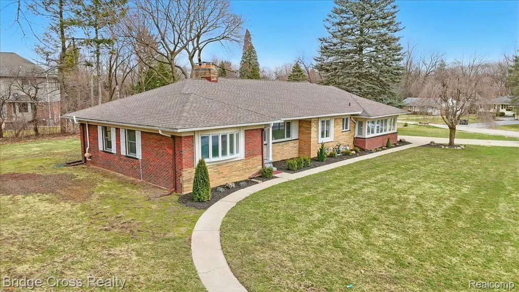 95 Hillsdale Road Bloomfield Charter Township MI 48302