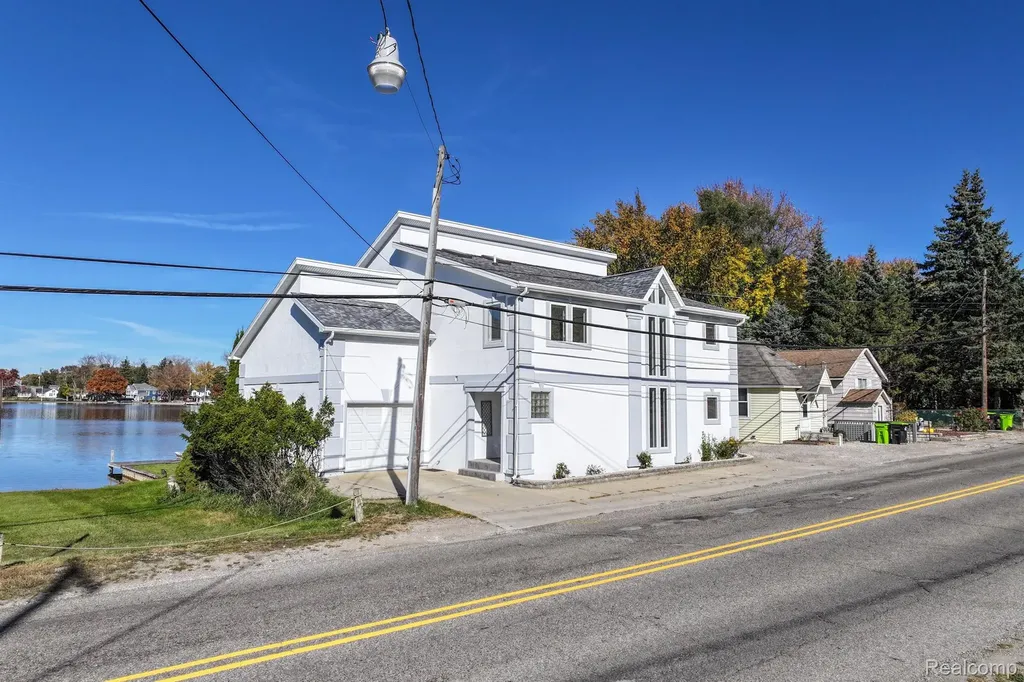 2076 S Long Lake Road Fenton City MI 48430