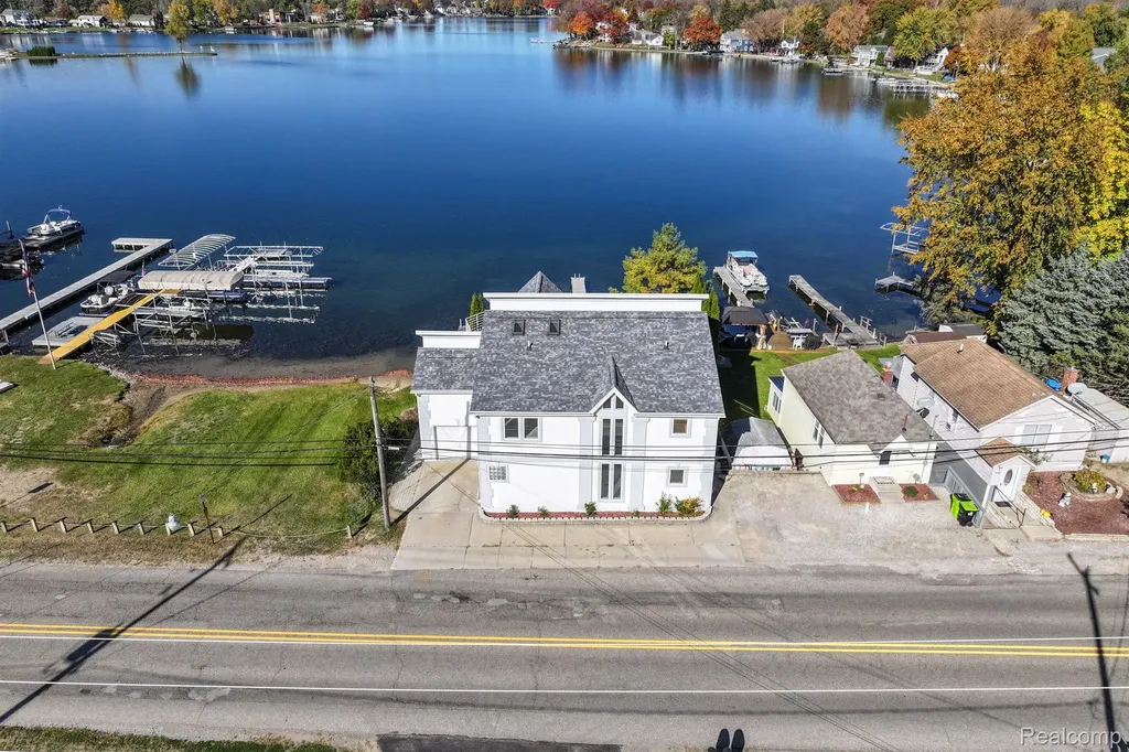 2076 S Long Lake Road Fenton City MI 48430
