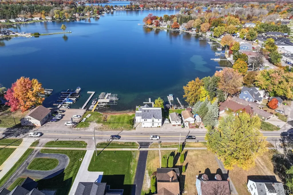2076 S Long Lake Road Fenton City MI 48430